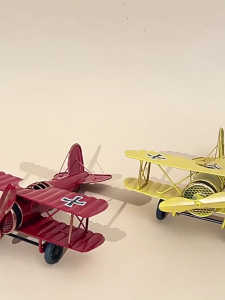 การตกแต่งเครื่องบินแบบย้อนยุคเครื่องบินสองชั้นแบบอากาศยานโลหะแขวนเครื่องตกแต่งสำหรับร้านขายของตกแต่งบ้าน