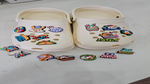 Charm jibbitz sticker 2D gắn dép cross mẫu C60 thỏ