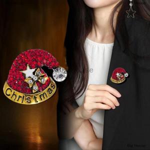 [COD] Big House เข็มกลัดแฟชั่นหมวกคริสต์มาสพลอยเทียมเคลือบน่ารักสำหรับผู้หญิงเสื้อผ้าเสื้อโค้ทเครื่องประดับของขวัญ