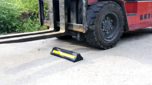 Anti Slip Driveway Parking Aid Slip Resistant Base Tool Free Installation Car Tire Stop for Car Trucks On Wet Surfaces