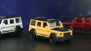 Aoduoyaya Brabus Off-Road Vehicle Model Diecast Alloy Toy Car for Kids 3-Open Doors Pull Back Car