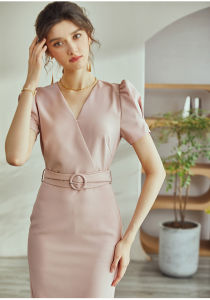 Đầm hồng nhạt cổ tim đấp chéo tay phồng ngắn kèm dây đai