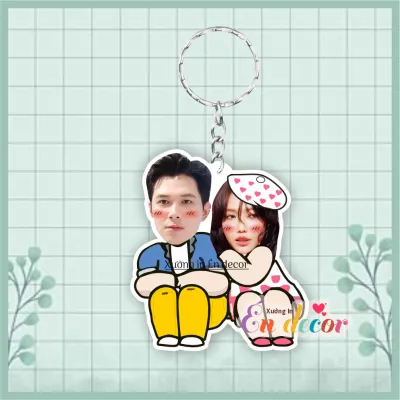 Móc khóa quà lưu niệm in hình chibi cute cặp đôi theo yêu cầu chất liệu mica_ĐH