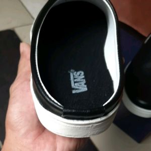 SEPATU SENDAL SELOP.BUSTOM PRIA.SEPATU SLOP BUSTOM BUAT PRIA KEREN DAN TRENDI.SEPATU SENDAL SLOP BUSTON COCOK UNTUK DI PAKAI UNTUK FORMAL MAUPUN NON FORMAL
