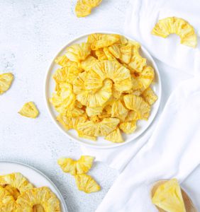 สับปะรดอบกรอบ 50 กรัม  เปรี้ยวอมหวาน สับปะรดแท้ 100% รสชาติจากสับปะรดแท้ ไม่มีน้ำตาลและสารกันบูด ไม่มีโซเดียมและคอเลสเตอรอล กลูเต็นฟรี