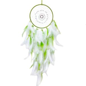 นักฝันที่มีศิลปะเครื่องประดับแบบแขวนสำหรับตกแต่งบ้านด้วยขนนกและลูกปัดในสีขาวและสีเขียว