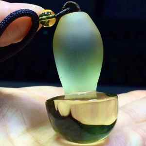 天然水晶  This pendant is made of pure natural yellow quartz with ingenious and colorful mushroom carvings. The crystal is transparent and perfectly carved attracting wealth and prosperity. Ward off evil spirits and bring good fortune.size: 47*27mm