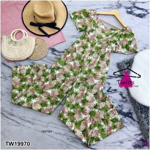 B19970 จั๊มสูทยาวคอเหลี่ยมลายสับปะรด Long jumpsuit with square neck and pineapple pattern.