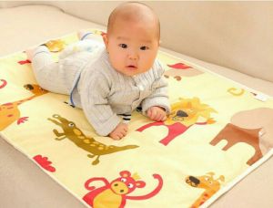 ( ส่งฟรี ใช้ร่วมกับคูปอง) ผ้ารองฉี่เด็ก แผ่นรองฉี่ แผ่นรองกันเปื้อน ขนาดพกพา(60x90 cm.) หนา 3 ชั้น ซึมซับได้ดี ลายน่ารัก