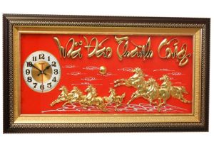 Đồng hồ treo tường tranh mã đáo thành công phủ nhũ vàng khảm nhung đỏ chất liệu bền đẹpchất lượng.
