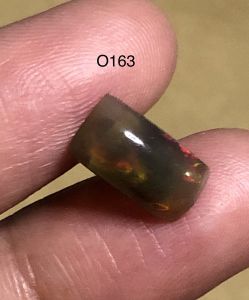 O163 แบล็คโอปอลเอธิโอเปีย black opal น้ําหนัก 1.80กะรัต ขนาด 12x6.5x4มม อบรมควัน