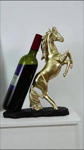 FFBH Vertical Jinma Red Wine Display Rack Retro Resin Wine Shelf Wine Cabinet Entrance Hall Decorative Bar Ornaments Creative Gift Z5Q1T