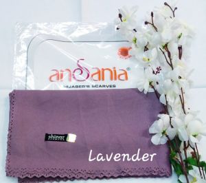 kerudung hijab / jilbab segi empat SHINAR GLAMOUR glitter glowing lasser cut ansania dan azara bahan mengkilap warna ungu muda lavender / lilac ukuran 110 x 110