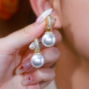 Bông tai nữ Hàn Quốc cao cấp tinh xảo đính đá viền nhỏ ngọc trai và đá zircon thiết kế hai kiểu đeo phong cách thời trang sang trọng nhẹ nhàng thanh lịch và quý phái.