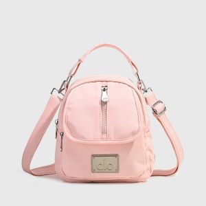 Túi đeo chéoALO Vertical Front Flap dành cho yoga chất liệu nylon mềm mại màu pastel trang trí nhãn da tay cầm ngắn cố định dây đeo bản rộng có thể điều chỉnh nhỏ gọn thích hợp cho việc tập luyện hàng ngày.
