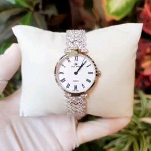 ผ้านาฬิกาผู้หญิง Royal Crown ( 100%) ประดับเพชรสีเงินหน้า ปัดมุกสวยหรู ระบบถ่านกันน้ำจัดส่งพร้อมกล่องครบ 1ปี บัตร 1ปี