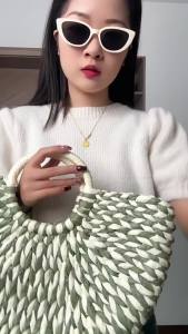 Túi xách nửa tròn bằng cói phối màu thời thượng túi đi biển đơn giản và thời trang cho kỳ nghỉ bên bờ biển túi xách hình xô tròn.