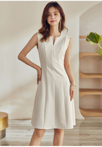 Đầm trắng nhẹ nhàng cổ thiết kế kiểu chữ V ngang sát nách