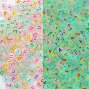 ลูกปัดกลมแบนรูปหัวใจพีชทรงกลมลูกปัดอะครีลิคอักษรเรืองแสงขนาด4X7มม. 100ชิ้นลูกปัดมีที่กั้นหลวมเรืองแสงในที่มืดสำหรับการเครื่องประดับทำสร้อยคอมือคู่รัก DIY