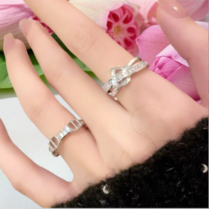 ตัวอักษรสีเงินฝังเพชรชุดแหวน (2 ชิ้น) การออกแบบที่ไม่ซ้ำกันแฟชั่นแหวนสง่างาม