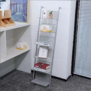 【ไทยพร้อมส่ง】ชั้นวางของทรงบันได ชั้นวางหนังสือพิมพ์ บันไดวางของแต่งบ้าน ชั้นวางพิงผนัง 6/8 ชั้นไม่จำเป็น มีให้เลือกทั้งสีขาว/สีเงิน สไตล์มินิมอล