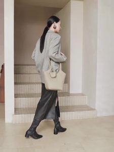 Túi xách tay kiểu giỏ rau thiết kế độc đáo sang trọng nhẹ nhàng da thật mẫu mới xuân hè mang lại vẻ cao cấp dễ phối đồ túi xô đeo chéo nữ.