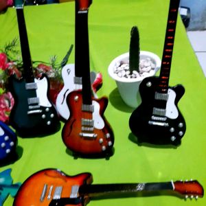 Miniatur Gitar Ibanez & Gitar Lespaul: Dekorasi & Koleksi