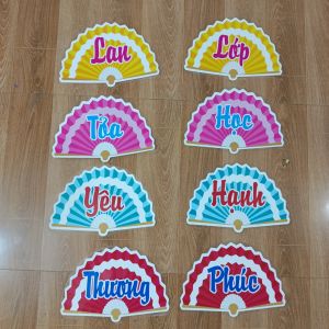 Khẩu hiệu "Lớp học hạnh phúc - Lan tỏa yêu thương" mẫu mới hình quạt. Mẫu rời ép plastic sẵn băng keo dán tường