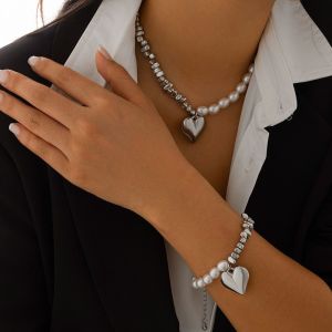 REEBO เสน่ห์อันหอมหวาน สร้อยคอไข่มุกรูปหัวใจ ทำมือ สร้อยข้อมือ จี้หัวใจใหญ่สไตล์พังค์ จี้หัวใจหรูหรา ปรับได้ สร้อยคอเบดส์สไตล์เรโทร ของตกแต่งเครื่องประดับ