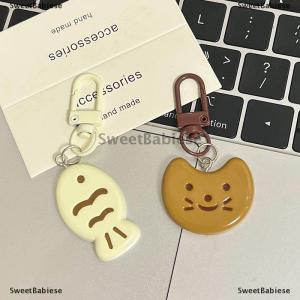 [COD] SweetBabiese พวงกุญแจรูปตัวการ์ตูนแมวน้อยน่ารักกระเป๋าพวงกุญแจปลาสุดสร้างสรรค์กระเป๋าเป้สะพายหลังที่แขวนของตกแต่งของขวัญคู่รัก