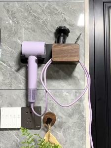 AE Walnut wood hair dryer holder no-drill bathroom washstand wall-mounted bracket makeup brush storage rack