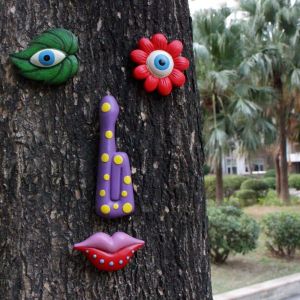 WHITE 1 Set Colorful Leaf Tree Face Statue Wall Hanging Handmade Facial Features Sculptures Style Resin Art Tree Face Pendants Outdoor