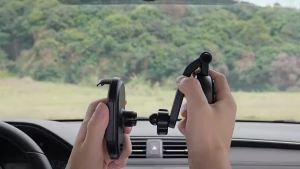 SHIP FROM MALAYSIAUGREEN Car Phone Holder Dashboard Windscreen Suction Cup Adjustable Angle Mobile Phone Mount Magnetic iPhone 17 Air S25