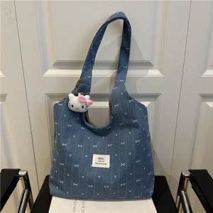 MOUSSON  ฤดูใบไม้ผลิและฤดูร้อนใหม่ผ้ายีนส์ผ้าใบกระเป๋าโท้ทสไตล์เกาหลีกระเป๋าสะพายไหล่ที่เรียบง่ายและหลากหลายกระเป๋าพร็อพความจุขนาดใหญ่พร้อมจี้น่ารัก