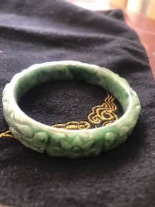 Vòng Tay Nữ Đá Cẩm Thạch Tự Nhiên Bản Vuông Chạm Rồng Ni 54mm x Cao 11mm chạm 2 Con Rồng Lượn màu Trắng Xanh nhẹ đẹp 52kg - 56kg đeo có 1599k ạ