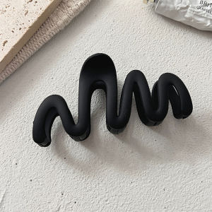 【Bestella✨COD】Niche Headdress Wave Hairpin High-End Highed Hair Claw Claw Claw Female Curly Hair Shark Clip