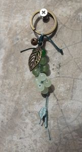 พวงลูกปัดแก้วสีเขียวเหนี่ยวทรัพย์ ลูกปัดไล่สีอ่อนแก่สวยงาม ร้อยเป็นพวง พร้อมตัวห้อยใบไม้4แบบให้เลือก ใช้ห้อยกระเป๋าก็ได้ค่ะ สวยๆ