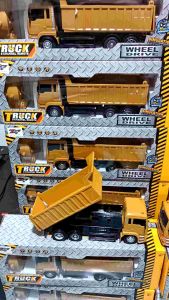 รถดั้ม 6 ล้อ บังคับด้วยรีโมท 2.4Gh ดั้มยกขึ้นลงได้ บังคับได้รอบทิศทาง สเกล 1:24 แถมแบตและสาย USB มีเสียง มีไฟ มีปุ่มออโต้ ทํางานเองอัตโนมัติ