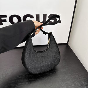 DMshoes  .สินค้ามาใหม่ กระเป๋าสำหรับคุณสาวๆ สายแฟชั่น สายหวาย สายเปรี้ยวแซ่บห้ามพลาด ใบนี้ทรงดีสวยวัสดุหนังเทียม ทำลายแบบหนังจรเข้ไฮโซมากกก กับราคาที่บอกเลยไม่กดไม่ไหวจริง