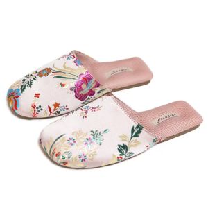 ZEEMIN New Womens Four Seasons Baotou Satin Embroidered Flat Sole Slippers Rubber Sole Non Slip Anti Odor Home Slipper Vintage Slipper