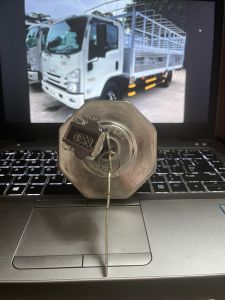 NẮP BÌNH DẦU ISUZU  NẮP THÙNG DẦU  NẮP BÌNH DẦU XE TẢI ISUZU 3T5 - 15T NMR NPR NQR FRR