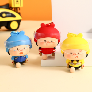 YOYO CHARMING ป้องกันการสูญหาย พวงกุญแจหมูนำออก กระเป๋าเป้สะพายหลัง การ์ตูนลายการ์ตูน พวงกุญแจตุ๊กตาลูกหมู น่ารักมากๆ มินิมินิ จี้พีวีซีรูปลูกหมูการ์ตูน ตกแต่งกระเป๋า