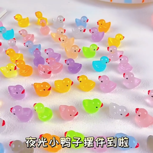 ตุ๊กตาเป็ดขนาดเล็กเรืองแสงในที่มืด100ชิ้นสำหรับตกแต่งภูมิทัศน์สวนและในร่มชุดอุปกรณ์เป็ดน้อยเรซิ่นสุดน่ารัก