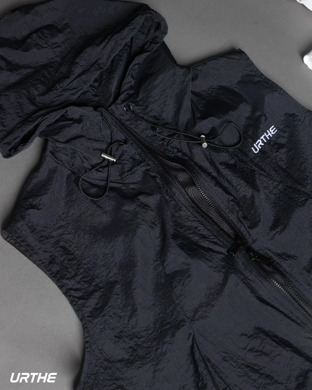 URTHE - เสื้อฮู้ดครอป เเขนกุด รุ่น SLVL HOODIE CROP สีขาว สีดำ