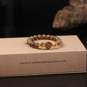 Vòng tay VEGAN trầm hương thuần chay mix 2 đá Charm sen Mệnh Thổ 8mm