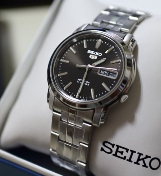 Seiko SNKK71K1 Orologio Unisex – Cassa Acciaio 38mm, Quadrante Nero, Datario E Giorno, Vetro Minerale, 30m WR