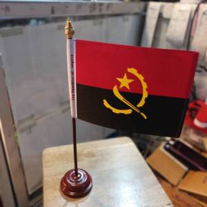 ธง The Republic of Angola แองโกลา ธงเดี่ยว ธงตั้งโต๊ะ ขนาด 14×20cm เสาขนาด เส้นผ่านศูนย์กลาง 7.5cm สูง 35cm