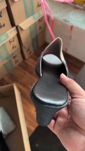Video Of The Product: Thick-Soled Open-Toe Chunky Heel Sandals For Women New High-Heeled Mom Sandals In Gold And Silver