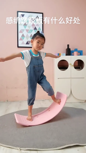 กระดานทรงตัวในร่มของเล่นแผ่นโยกเยกของเด็กพัฒนาทักษะการประสานงานของเล่นสำหรับเด็กเพื่อปรับปรุงความมั่นคงของการศึกษา