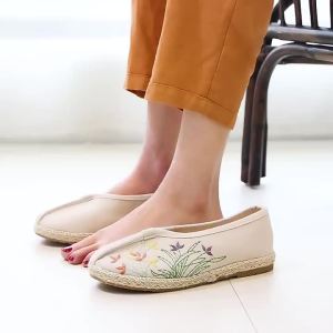 Taiyi Embroidered Shoes For Traditional Dance Elegant Embroidered Hanfu Shoes For Women Modified Cloth Shoes Fashionable And Casual